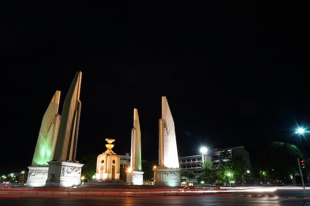 거리에 이동 자동차 조명과 함께 밤에 태국 민주주의 기념물
