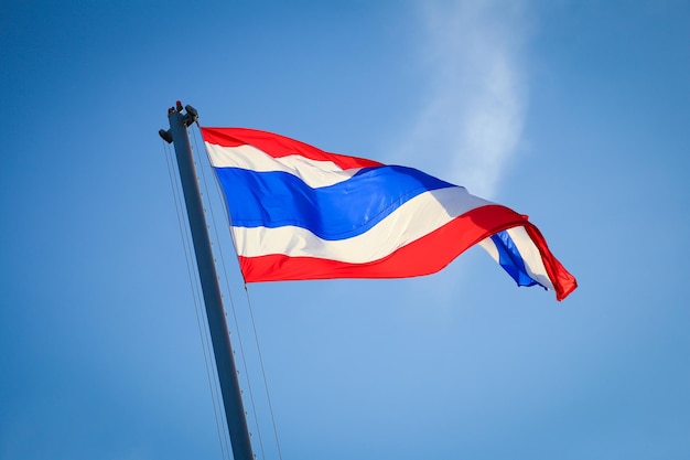 Флаг таиланда с красивым небом на флагштоке
