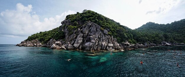 Thailand, Koh Nangyuan (Nangyuan Island), panoramic view of skin divers swimming