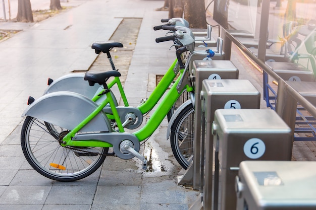 タイバンコクのダウンタウンでの公共自転車レンタル。