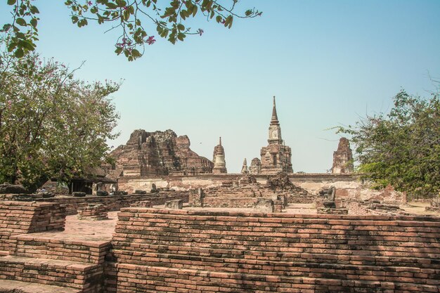 THAILAND Ruïnes en antiek in het Ayutthaya Historical Park Toeristen van over de hele wereld Boeddha verval