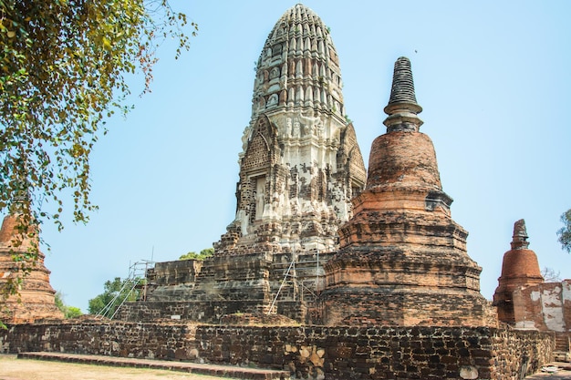 THAILAND Ruïnes en antiek in het Ayutthaya Historical Park Toeristen van over de hele wereld Boeddha verval