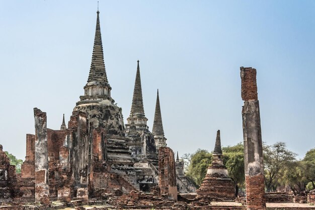 THAILAND Ruïnes en antiek in het Ayutthaya Historical Park Toeristen van over de hele wereld Boeddha verval