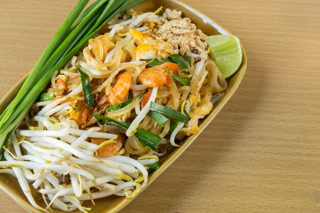 Thailand&#39;s nationale gerechten, geroerbakte noedels met ei, groenten en garnalen (Pad Thai)