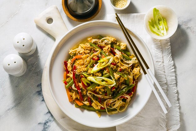 タイの屋台の食べ物-レストランやカフェで、テーブルの上の皿に豆腐とパッドタイ