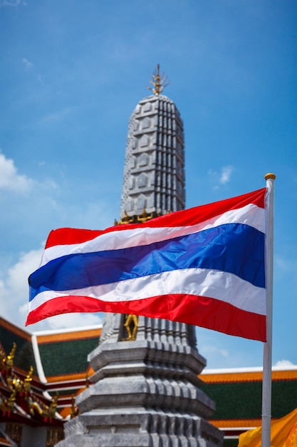 Thailand vlag en boeddhistische tempel
