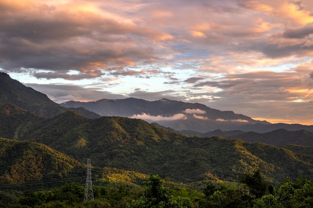Thailand. Zonsopgang bij berg. Dramatische bewegende wolk in natuurlandschap op zonnige ochtend.