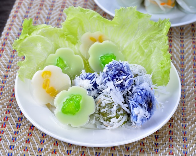 Thais dessert. Meel gevuld met zoete kokos en geraspte kokosnoot topping op de plaat.