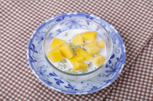 Thais dessert van sago met kokosmelk en mango