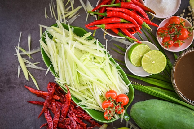 Thais eten bovenaanzicht papajasalade pittig met kruiden en specerijen specerijen en ingrediënten met chili tomaat citroen limoen papaya slice thai food concept