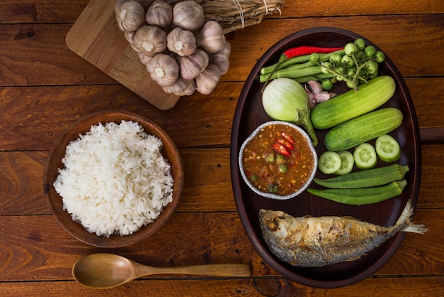 Thais eten, garnalen plakken met gebakken makreel en groente