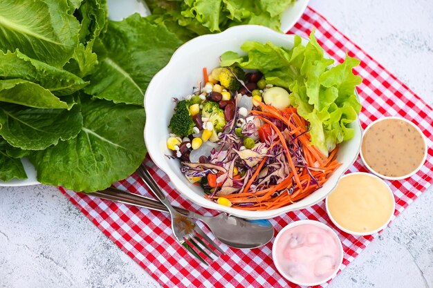 Thais eten groentesalades op saladekom met saladedressing verse groente fruit noten en granen voor gezond eten gemengde groentesalade vegetarisch groen en kleurrijk eten voor het ontbijt