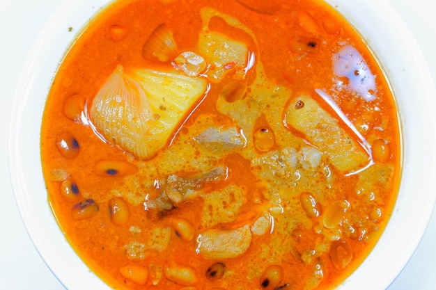 Thais eten Massaman Curry Met Kip gemaakt van kokosmelk en geplette knoflookpepers Geeft een pittige smaak