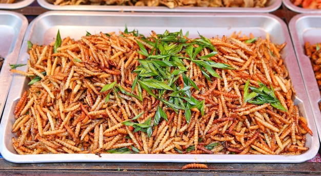 Thais eten op de markt. Gefrituurde insectenmeelwormen voor snack