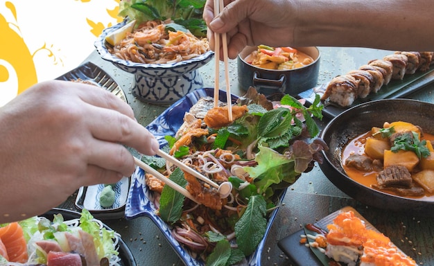 Thais eten op de tafel van het restaurant.