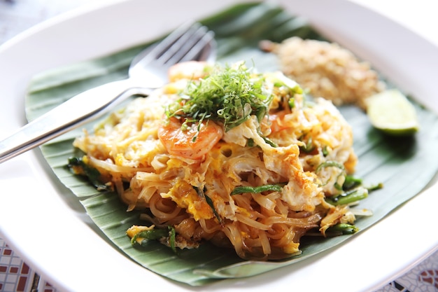 Thais eten padthai gebakken noedels met garnalen