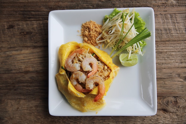 Thais eten padthai gebakken noedels met garnalen