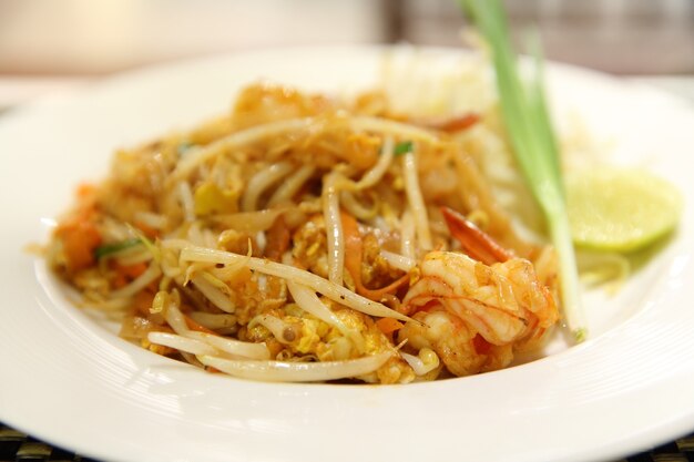 Thais eten padthai gebakken noedels met garnalen