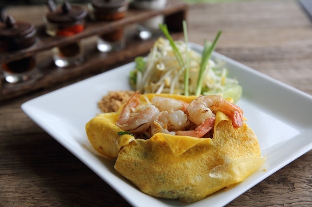 Thais eten padthai gebakken noedels met garnalen