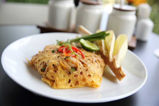 Thais eten padthai gebakken noedels met garnalen