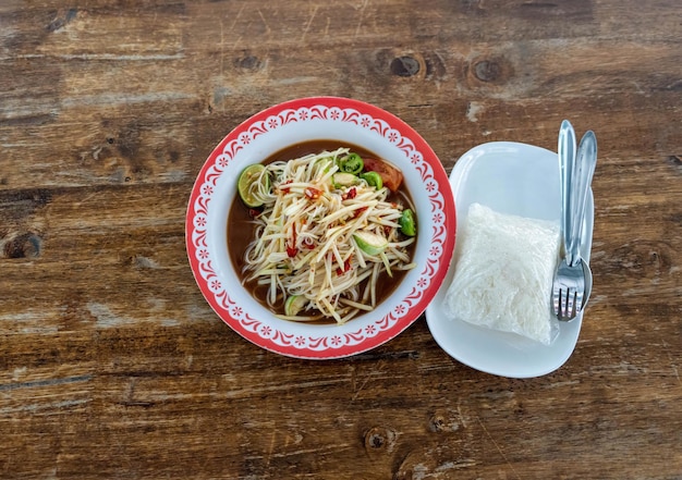 Thais eten papaya salade en plakkerige rijst