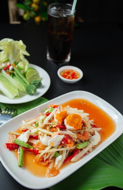 Thais eten papaya salade Som Tam is een beroemd traditioneel Thais eten, pittig en heet