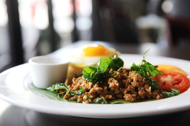 Thais eten Rijst gegarneerd met roergebakken varkensvlees en basilicum