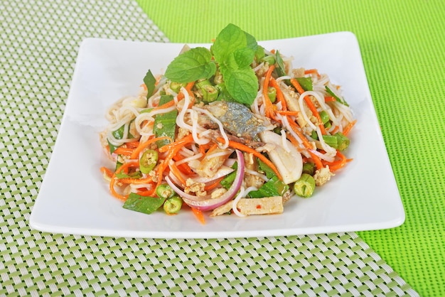 Thais eten Rijstvermicelli pittige salade