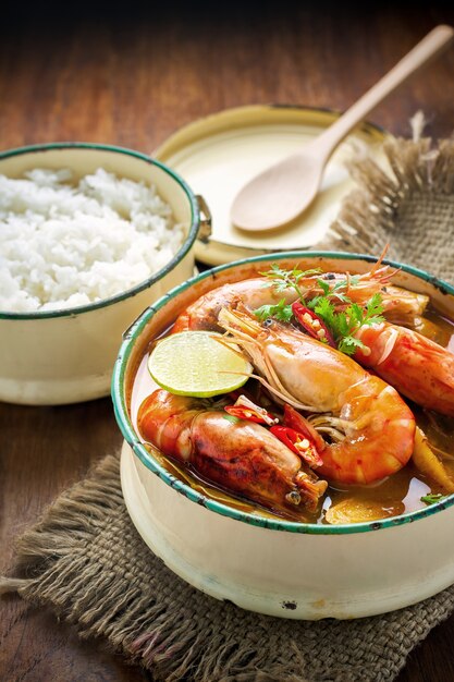 Thais eten, rivier garnalen pikante soep of tom yum goong op houten tafel