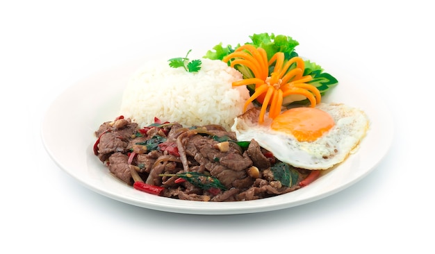Thais eten Roergebakken plak rundvlees pittig en basilicum geserveerd met rijst en gebakken ei