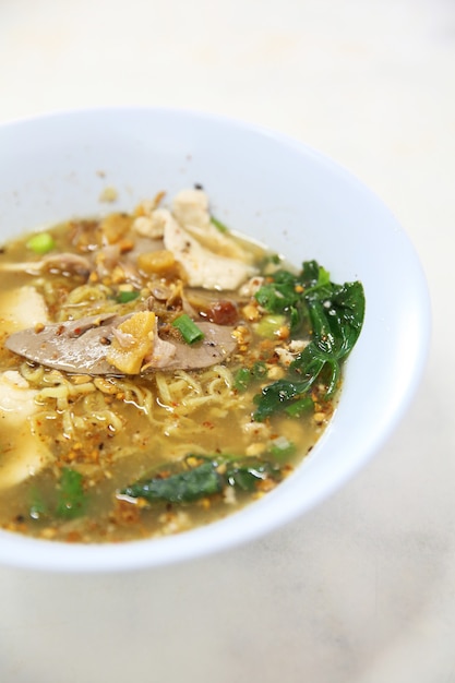 Thais eten Tom yum noodle in Thaise stijl