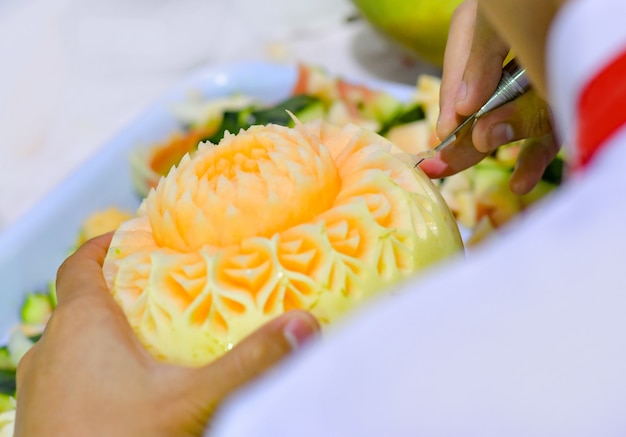 Thais fruit snijwerk met hand, groente en fruit snijwerk