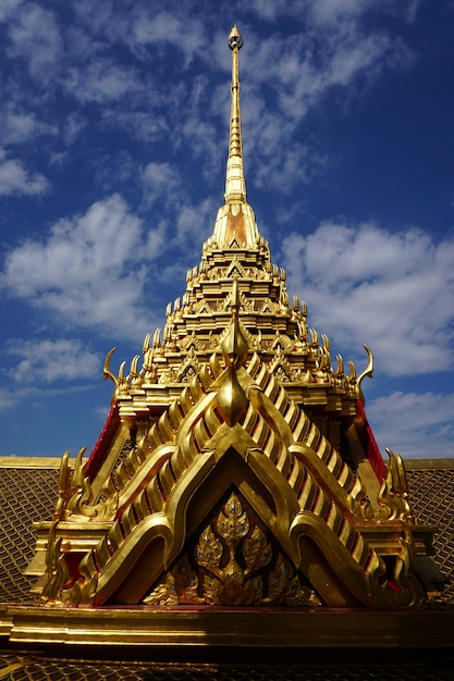 Thais gouden tempel en paleis multidak van kasteel