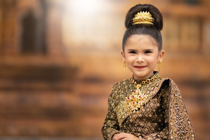 Thais meisje in het Thaise kostuum stellen met gelukkig.