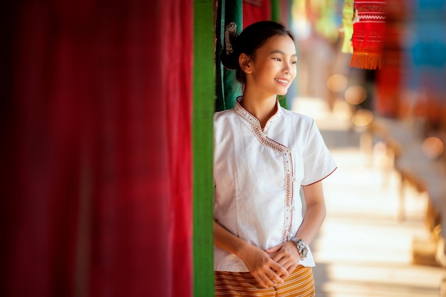 Thais meisje in traditionele lanna-kostuumreis in lamduan geweven doek