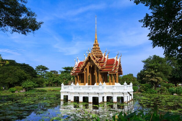 Thais paviljoen in lotusbloemvijver in een park Bangkok