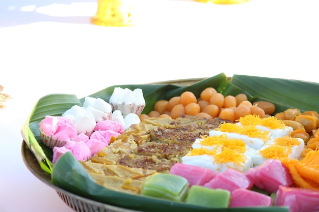 Thais traditioneel dessert dat op bananenblad wordt geserveerd