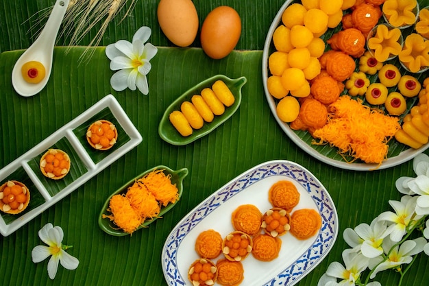 Thais traditioneel dessertconcept Geassorteerde Thaise desserts geserveerd in een bord voor een gunstige dag