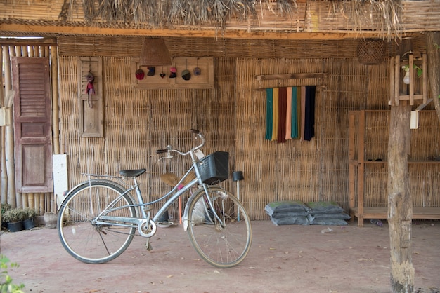 Foto thais traditioneel platteland en fiets