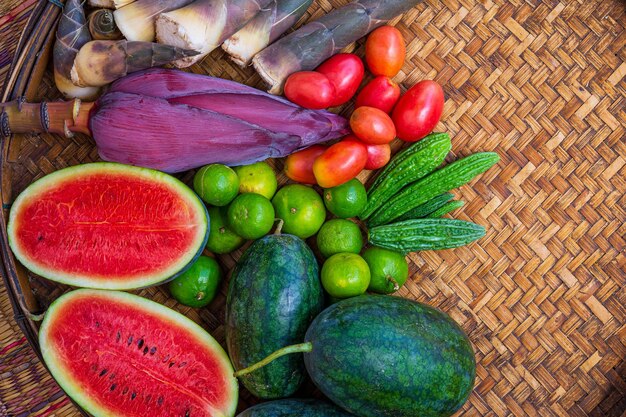 Thais tropisch fruitTropische verse groenten en fruit biologisch voor een gezonde levensstijl Arrangement