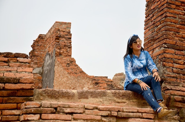 Thais vrouwenportret bij het oude gebouw in Wat Mahathat in Ayutthaya Thailand