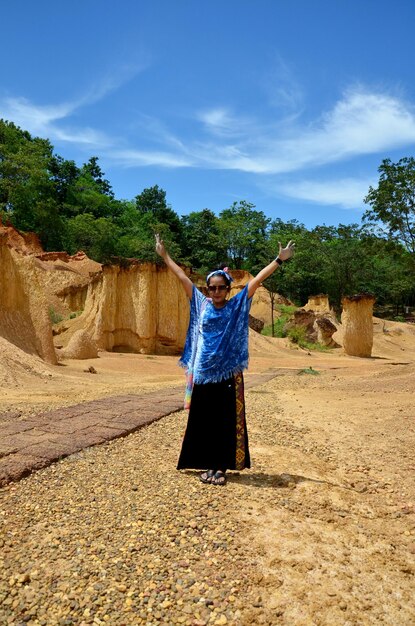 Thais vrouwenportret en gelukkig gevoel bij Phae Mueang Phi van Pae Mueng Pee Royal Park in Phrae Thailand