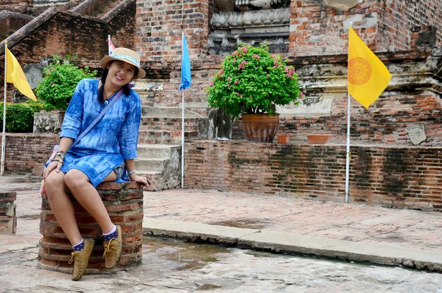 Thais vrouwenportret in Wat Yai chaimongkol in Ayutthaya Thailand