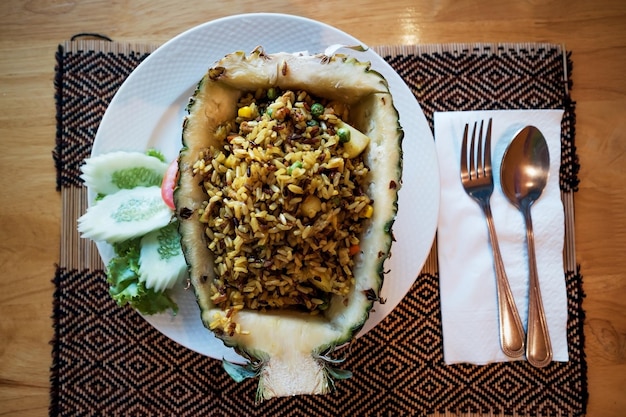 Thaise ananas gevuld met rijst en groenten close-up op tafel