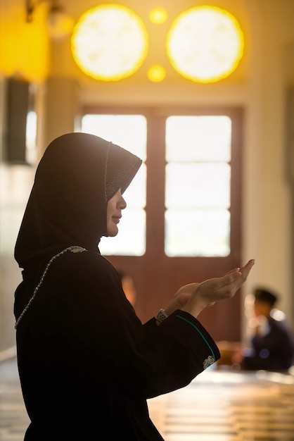 Foto thaise aziatische moslimvrouwen bidden voor de zegen van god, vrouwenportret islam, songkhla provincie thailand.