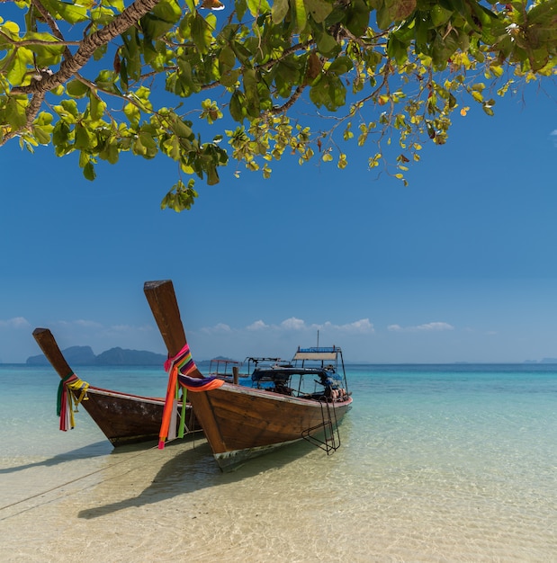 Thaise boot longtail boot op het zee strand