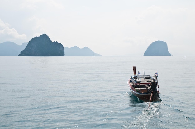 Thaise boot zeilen in de zee van Phuket