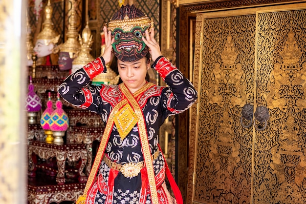 Thaise dansen in traditionele ramayana-masker
