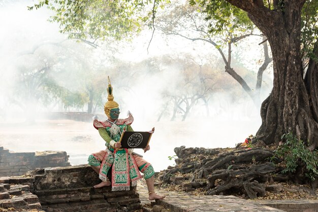 Thaise dansen in traditionele ramayana-masker