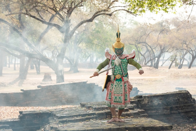 Thaise dansen in traditionele Ramayana-masker